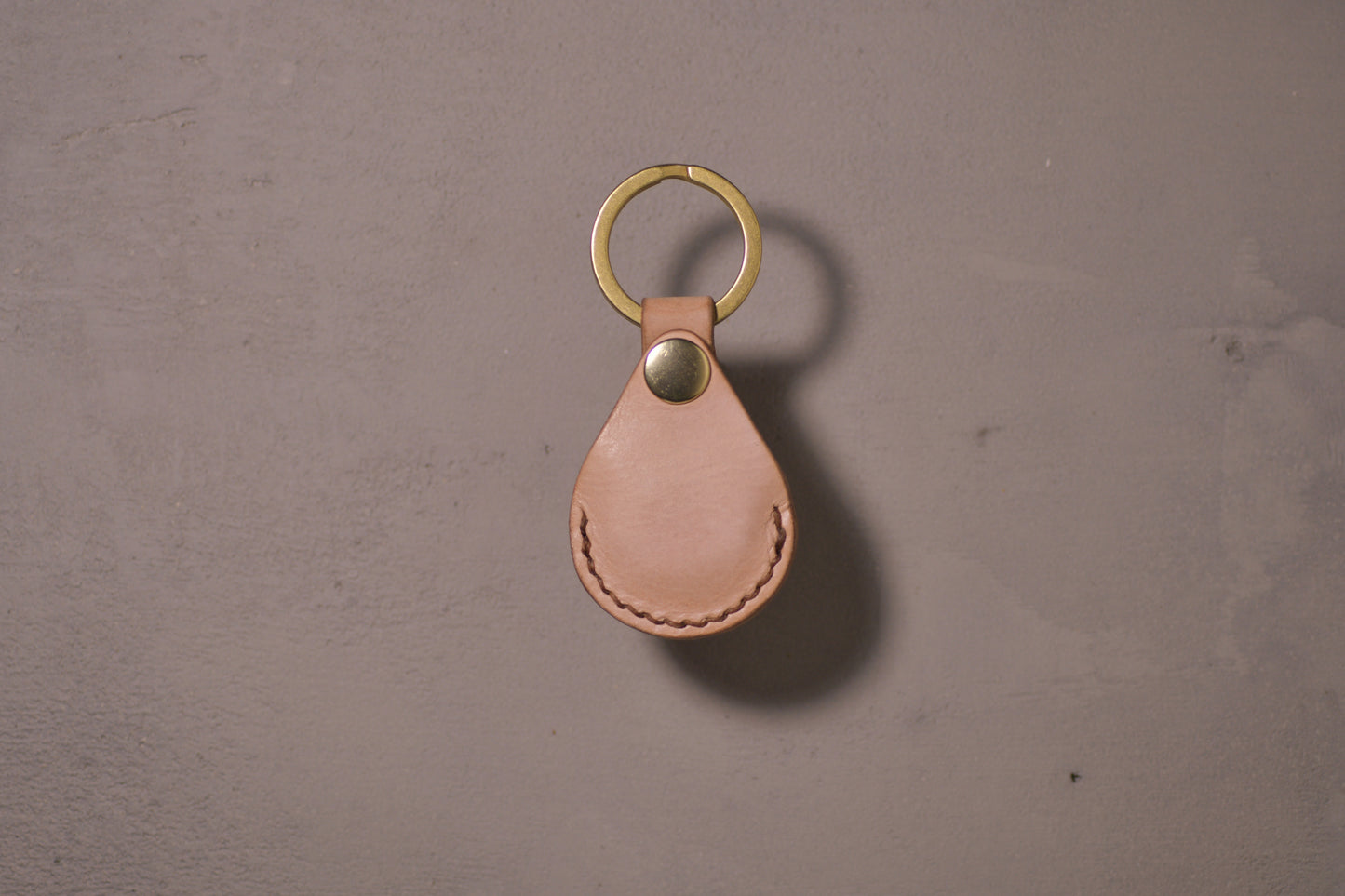 AirTag holder with brass keychain ring, natural veg tan leather, hand made (full)