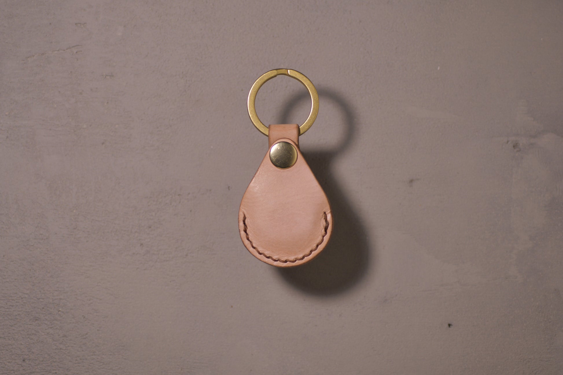 AirTag holder with brass keychain ring, natural veg tan leather, hand made (full)