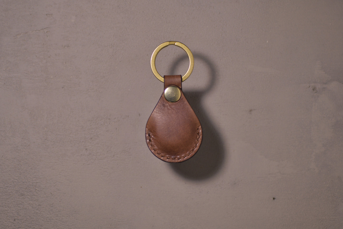 AirTag holder with brass keychain ring, brown veg tan leather, hand made (full)