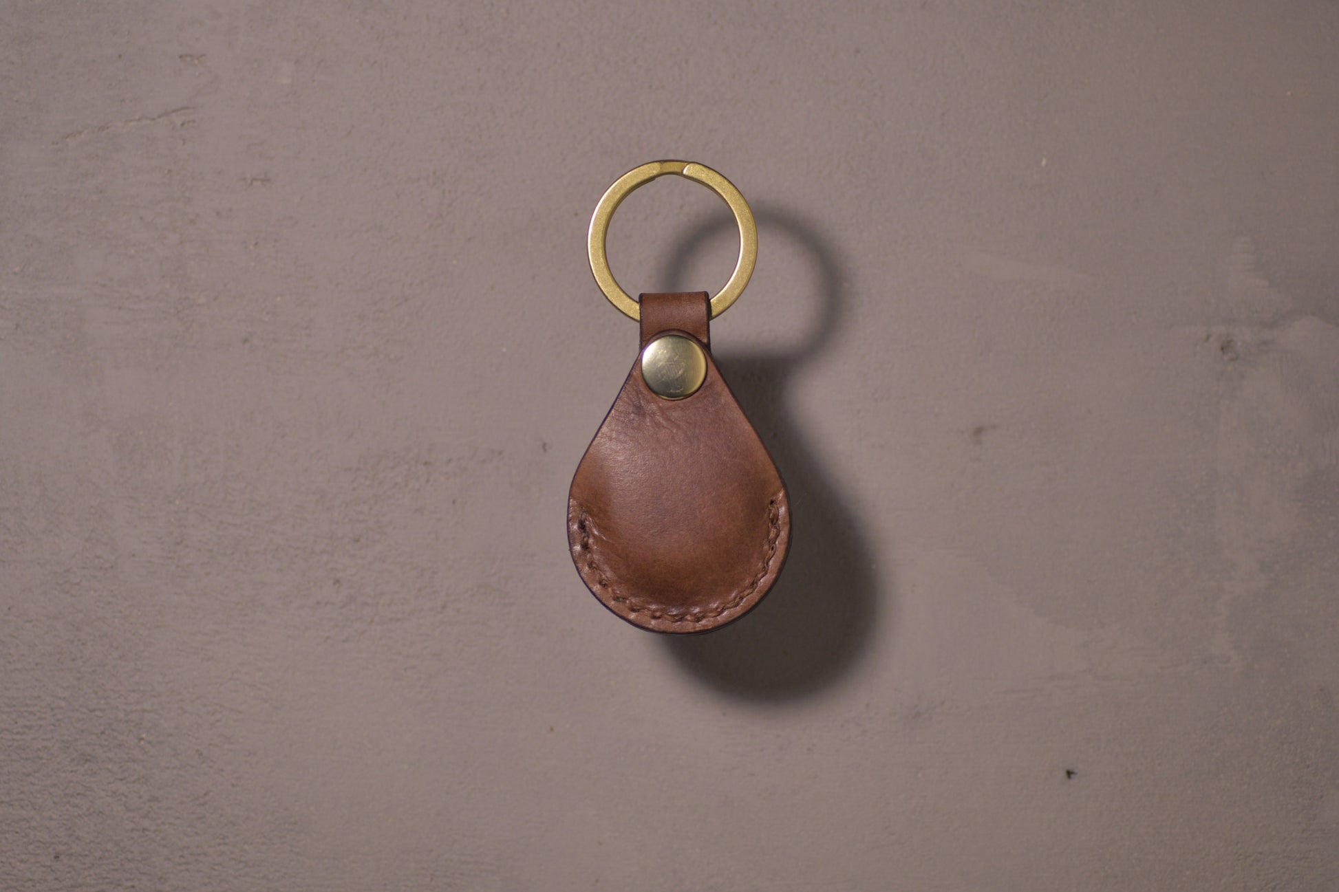 AirTag holder with brass keychain ring, brown veg tan leather, hand made (full)